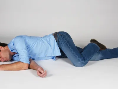 Ein Mann liegt bewusstlos am Boden