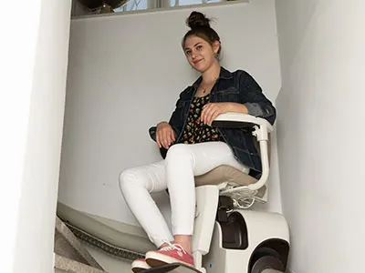 Chiara Schlatter überwindet die Treppen mit einem Lift