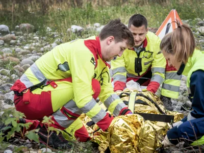 Rettungssanitäter in Ausbildung bergen Patient