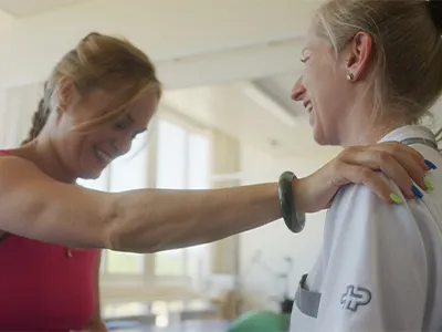 Jasmin Feierabend bei der Physiotherapie