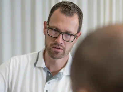 Pirmin Oberson im Gespräch mit einem Patienten