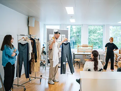 Die ersten Kleidungsentwürfe werden präsentiert