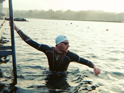 Colin Pesson beim Einstig in den See.