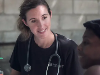 Ärztin mit Patientin auf Haiti