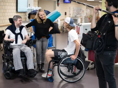 Philipp Kutter und seine Frau werden Interviewt