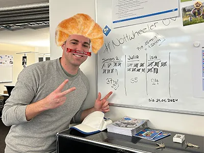 Simon mit Gipfeli und Schoggistängeli vor der Strichliliste.