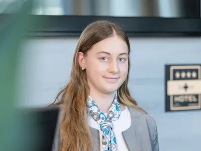 Vera Aregger bedient eine Kundin.