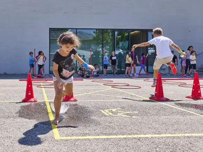 Kinder spielen draussen