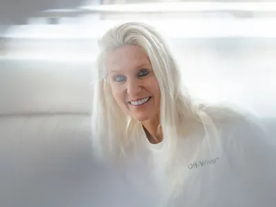 Sandra lacht in Kamera