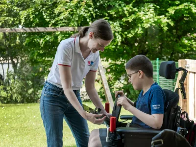 Sämi mit Beraterin Sandra im Garten