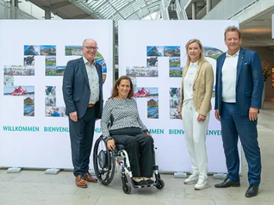 Joseph Hofstetter, Direktor SPS; Manuela Leemann, Vizepräsidentin Stiftungsrat SPS; Nicole Burth, Leiterin Kommunikations-Services Post; Thomas Baur, Stv. des Konzernleiters Post u. Leiter Postnetz