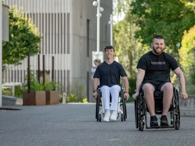 NH und EH im Rollstuhl auf der rechten Bildhälfte. 