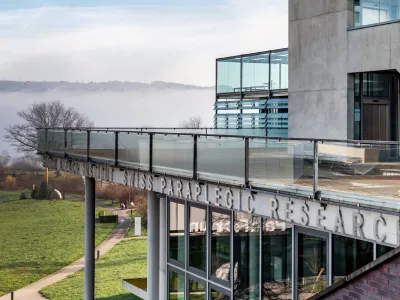 Das Guido A. Zäch Institut (GZI) von aussen, im Hintergrund ist der Ring of Life und der Sempachersee.