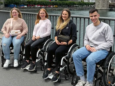 Fussgängerinnen und Fussgänger sitzen im Rollstuhl während ihres Selbstversuchs