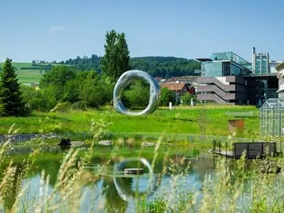 spz_garten_mit_ring_of_life_und_gzi_headerfoto_logopaedie_symposium.jpg