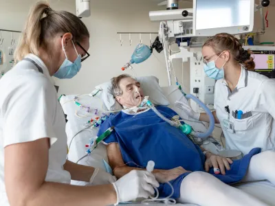 Tabea Holzgang und Sarah Stierli mit Patient