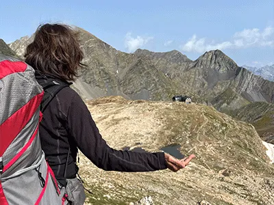 Heidi Hanselmann hält die Hand um einen See, der aussieht wie ein Herz. 