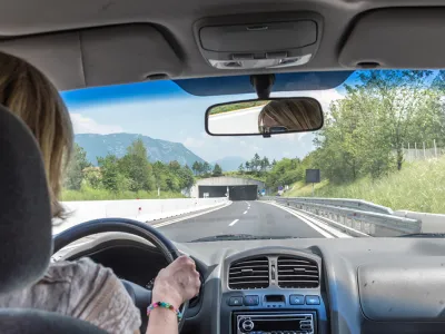 Autofahrerin auf der Strasse
