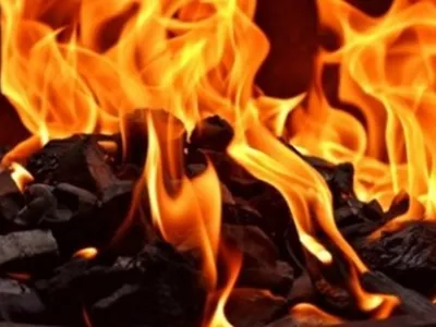 Flammen eines Feuers als Symbolbild für Grillieren