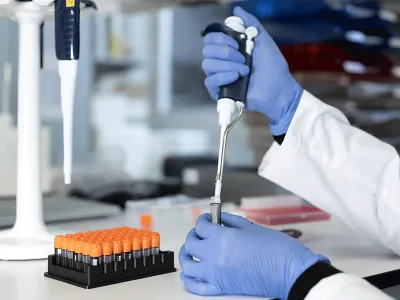 Ein Forschungstisch mit Pipetten und Reagenzgläsern.