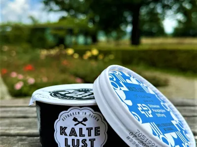 Kalte Lust auf der Holzbank