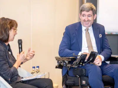 Heidi Hanselmann, Stiftungsratspräsidentin und Nationalrat Philipp Kutter im Gespräch