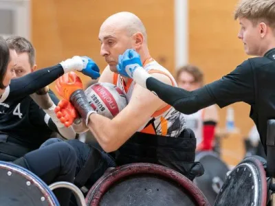 Rollstuhl-Rugby-Spieler kämpfen um den Ball