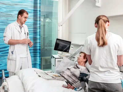 Arzt am Patientenbett