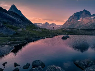 Malerische Berglandschaft mit See in der Dämmerung in Grönland.