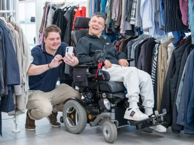 Tomor Frrokaj und Raphael Knörr im Kleiderladen, Arbeitsort von Tomor