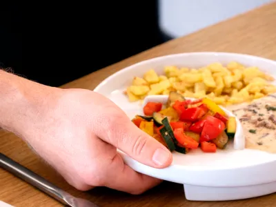 Une vaisselle fonctionnelle comme aide pour le quotidien pour manger de manière autonome