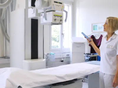 Eine MTRA bedient das direkt digitale Röntgengerät im Schweizer Paraplegikerzentrum