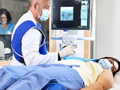 Eine Arthrographie wird beim Patienten durchgeführt im Schweizer Paraplegikerzentrum
