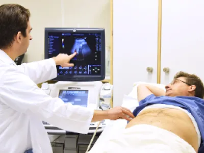 Ein Patient wird mittels Ultraschall geschallt im Schweizer Paraplegikerzentrum