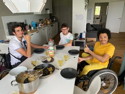 Bewohner der Para-WG beim Essen. Die Para-WG ist die erste Wohngemeinschaft für Menschen mit Rollstuhl.