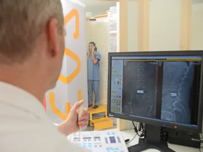 Ein Patient wird im EOS geröntgt