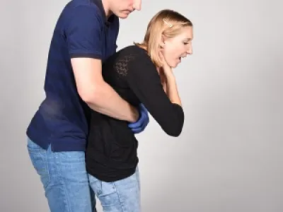 Heimlich Manöver bei Erstickungsnotfall