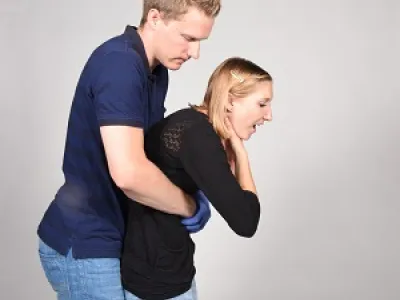 Heimlich Manöver Erstickungsnotfall
