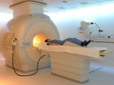 Ein Patient wird in den Magnetresonanztomografen geschoben