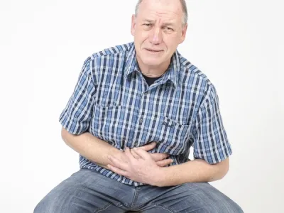 mann_mit_starkeren_bauchschmerzen_benotigt_erste_hilfe_sirmed