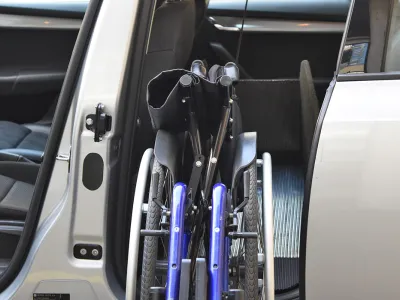 Orthotec Fahrzeugumbau Rollstuhl verladen Schwenktüre