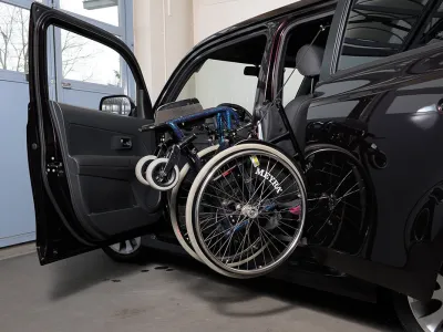 Orthotec Fahrzeugumbau Rollstuhl verladen Seilzuglift