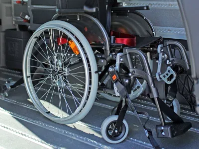 Orthotec Fahrzeugumbau Rollstuhlsicherung Personensicherung 4-Punkt Gurtarretierung