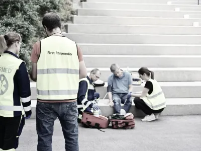 Ersthelfer zu Rettungsdienst Übergabesituation