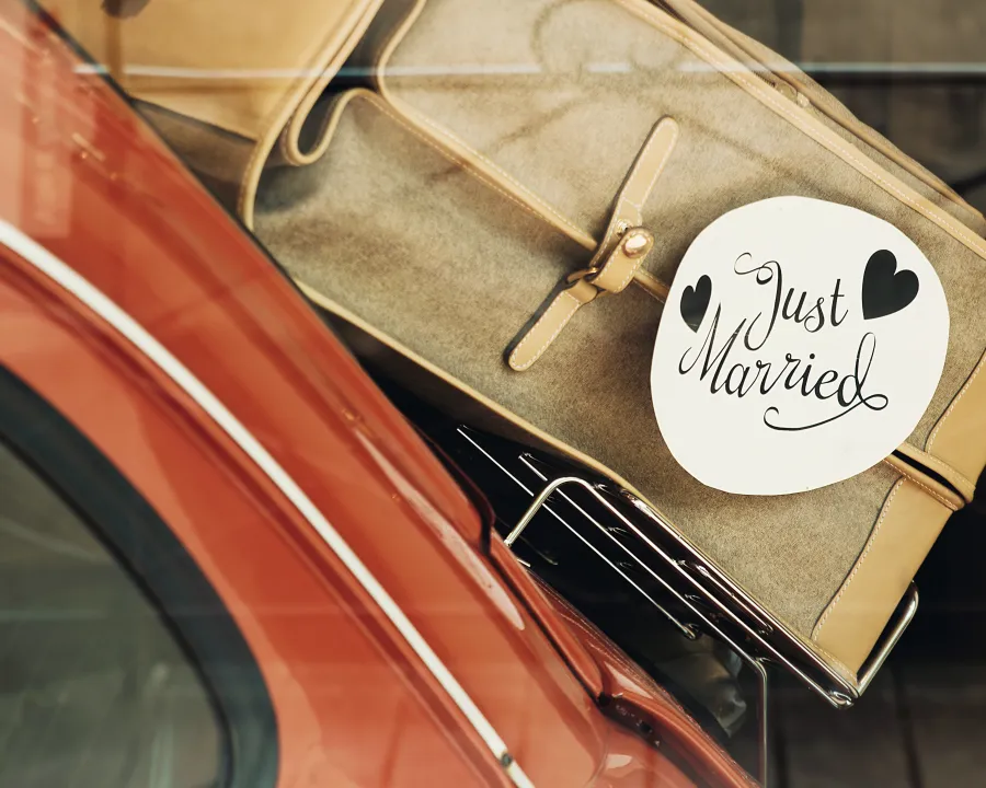 Un panneau sur lequel est écrit « Just Married ».