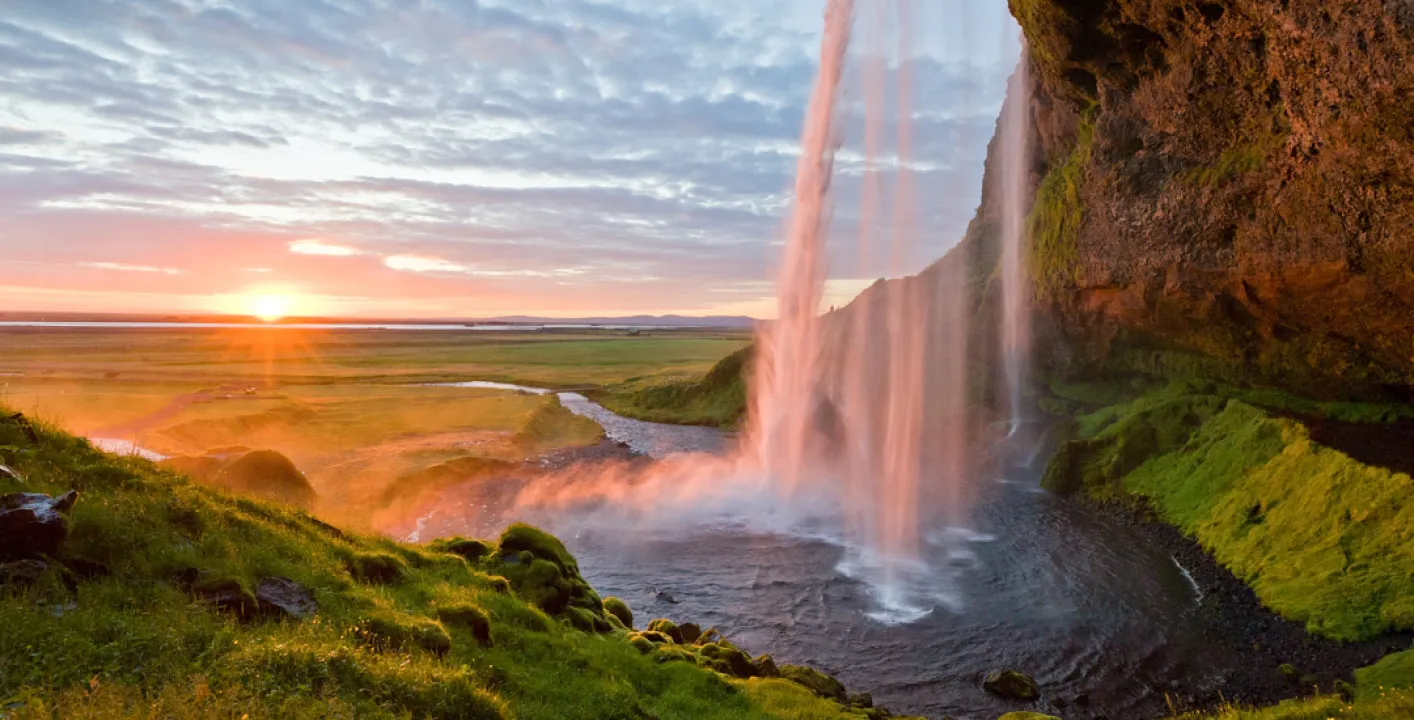 Wasserfall im Sonnenlicht in Island