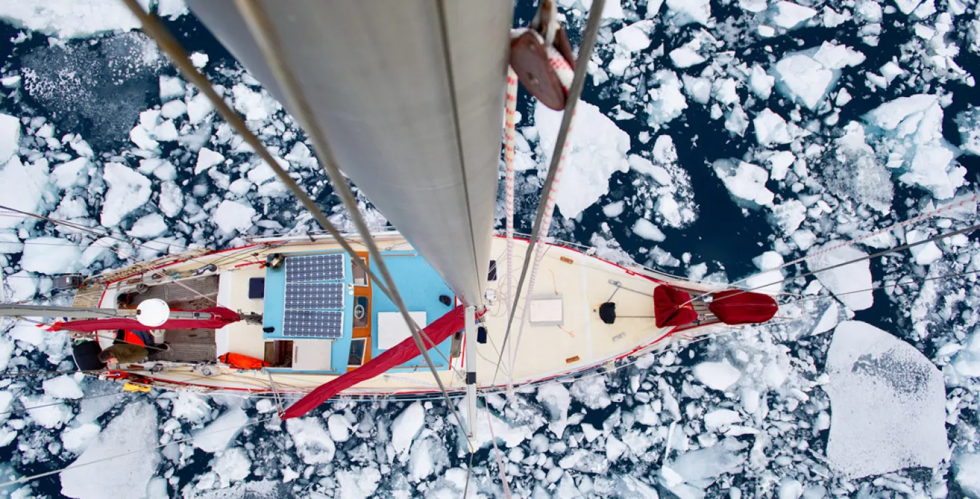 Explora: Bild einer Segeljacht im Eismeer