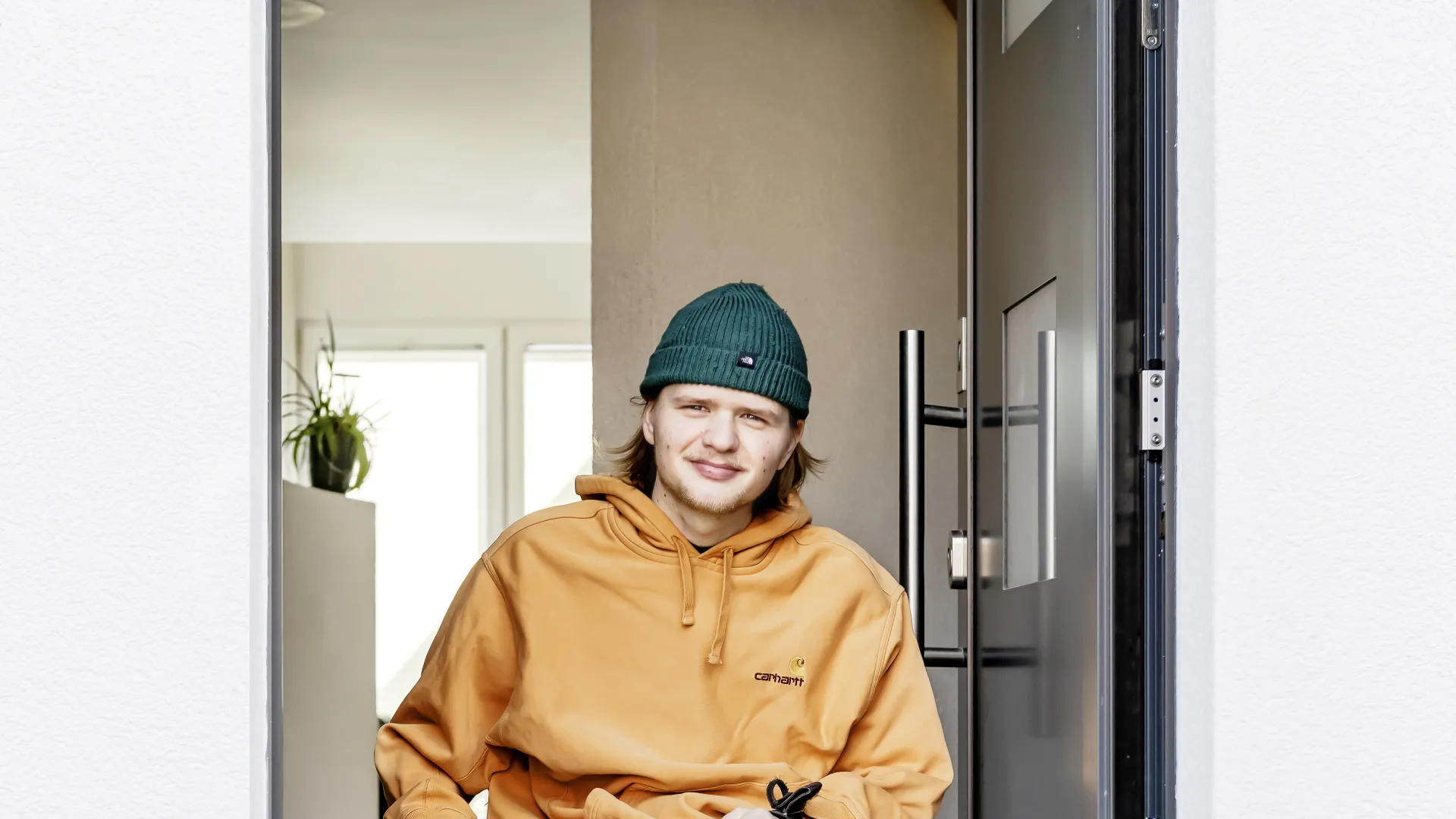 Florian Carrel in der Eingangstür seines hindernisfrei umgebauten Hauses.