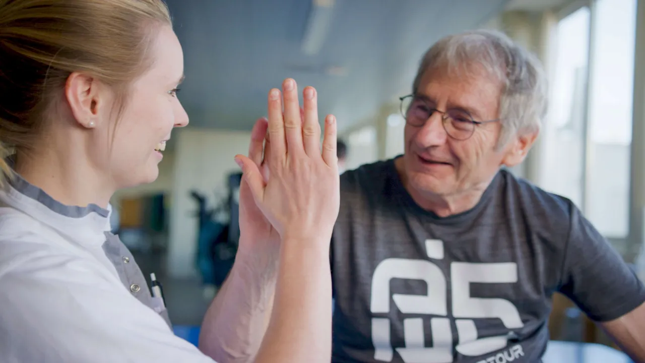 Therapeutin und Patient arbeiten zusammen.