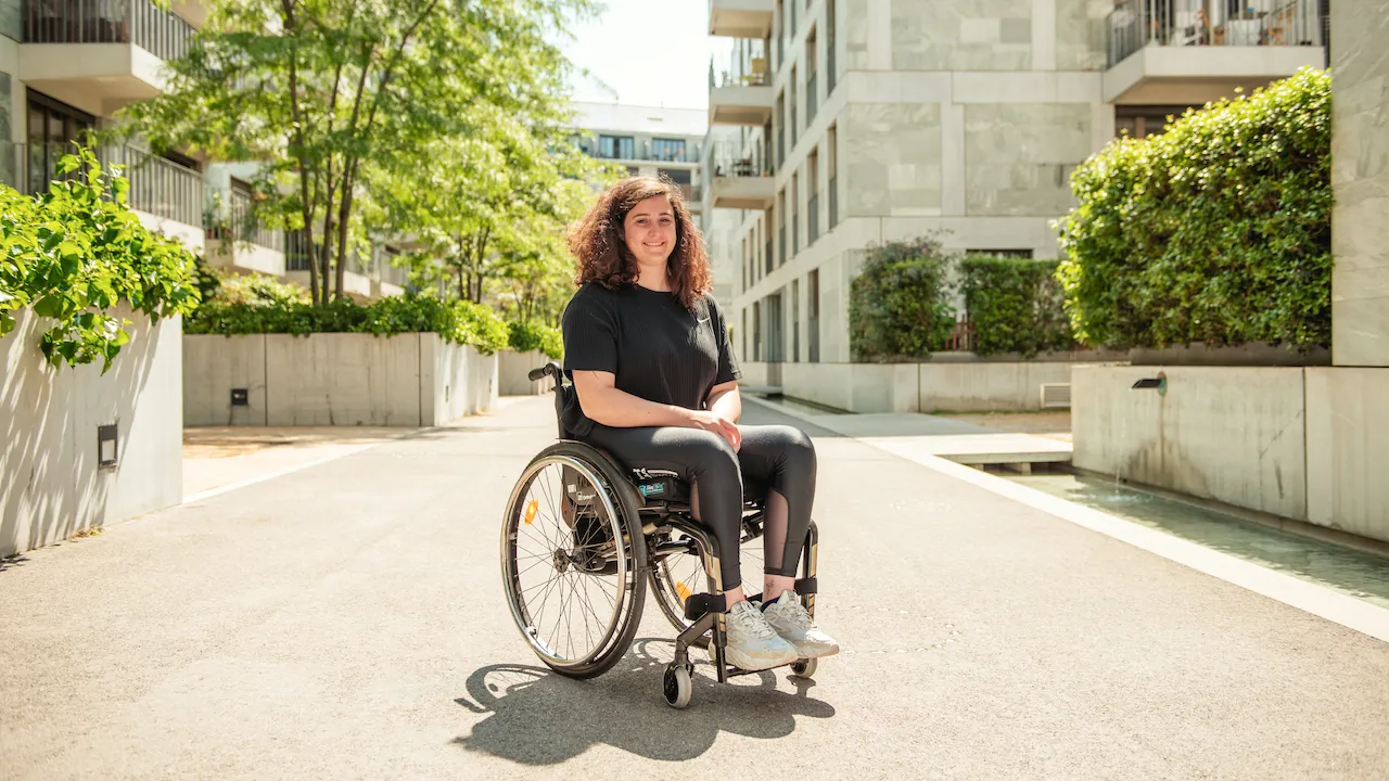 Giulia Damiano est assise dans son fauteuil roulant.